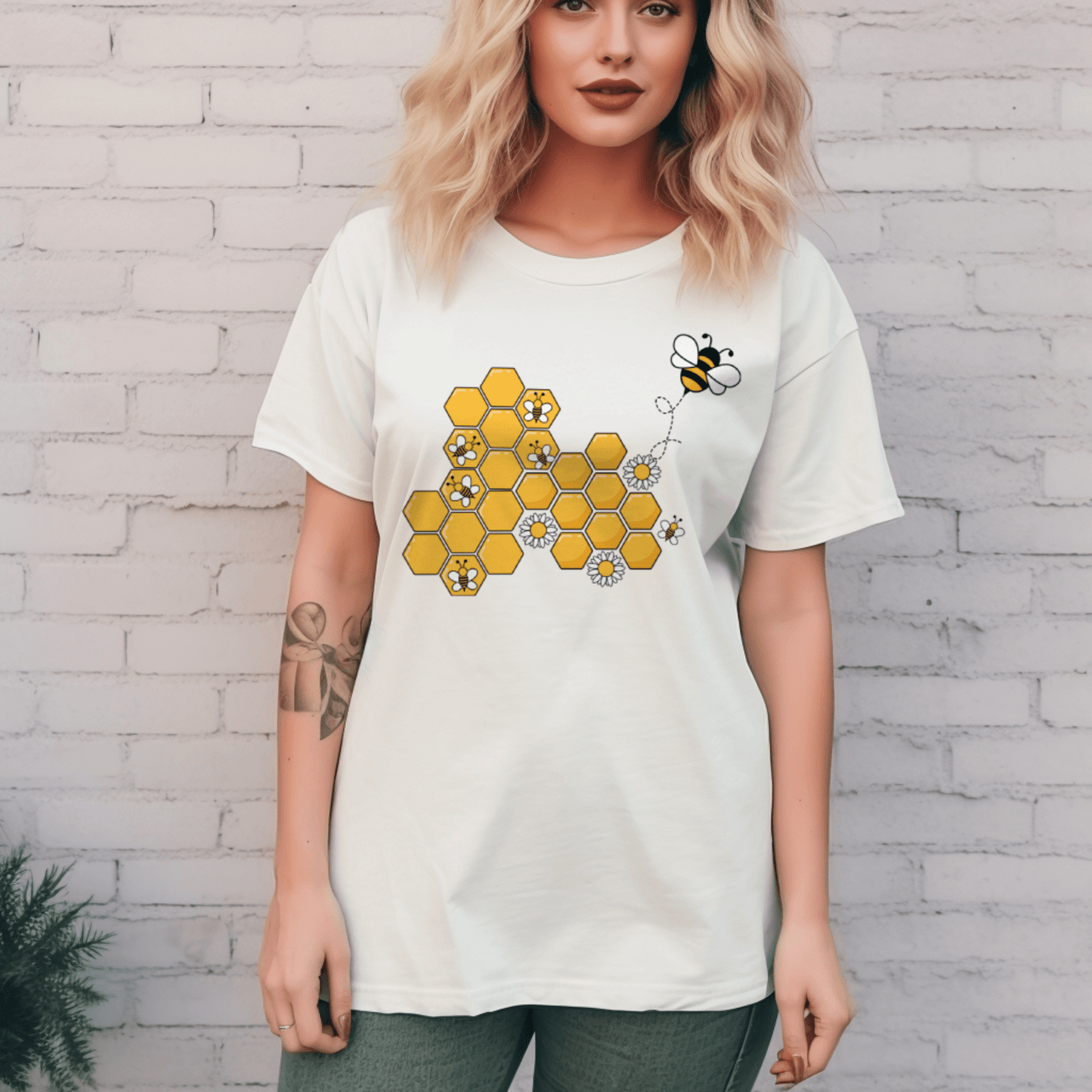 Honeybee graphic zodiac T-shirtT-Shirt